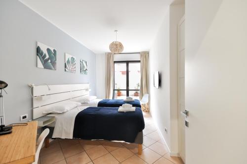 A bed or beds in a room at CaseOspitali - Casa Cri&Eli, super trilocale con terrazzo in zona Lambrate per 5