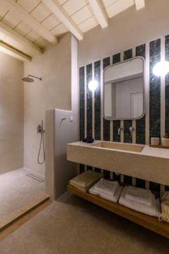 a bathroom with a sink and a mirror at Camarades Mykonos in Ano Mera