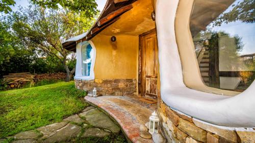 una casa con una gran ventana en el lateral en Clay House Banya, en Banya