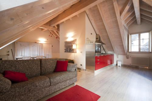 ein Wohnzimmer mit einem Sofa und einer Küche in der Unterkunft Casa Vacanze La Meridiana in Baceno