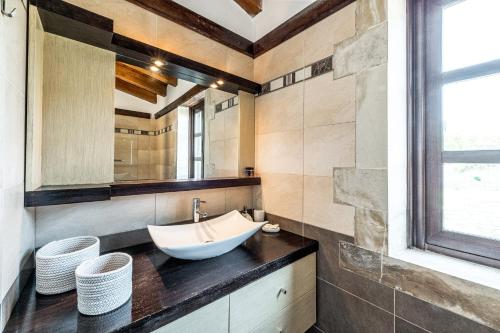 Ένα μπάνιο στο Villa Dim - With Private Pool