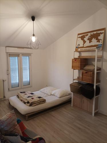 une chambre avec un lit superposé et une échelle dans l'établissement Maison de vacance mi ville, mi campagne, à Boé