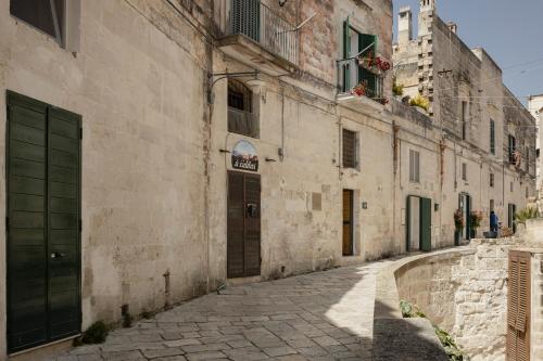 an alley in an old town with a building at Dimora 1919 Luxury Loft in Matera