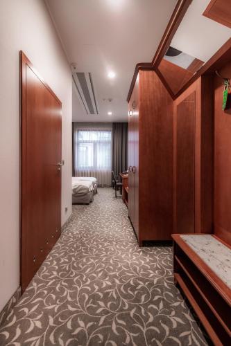 a hotel room with a bedroom with a bed and a desk at Hotel Park Kajetany in Nadarzyn
