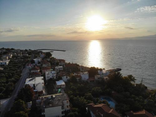 una vista aerea di una piccola città vicino all'acqua di Villa Giotis Suite a Skala Sotiros