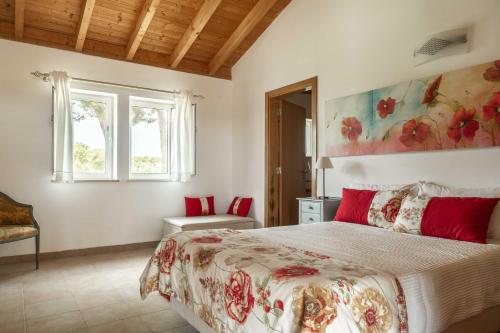 sypialnia z łóżkiem i obrazem na ścianie w obiekcie Refugio Das Origens w mieście Ermidas