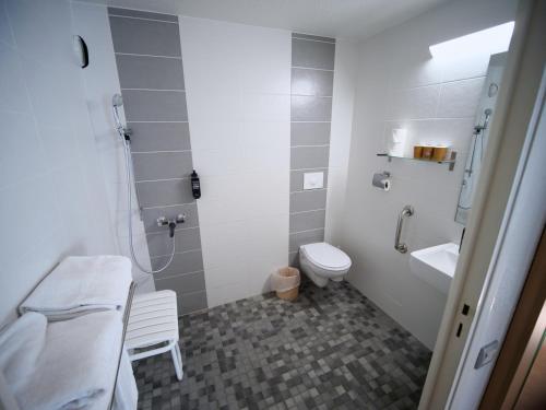 uma casa de banho com um chuveiro, um WC e um lavatório. em ibis budget Blois Centre em Blois