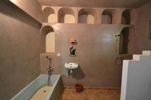 a bathroom with a sink and a bath tub at Gite Kasbah Tiznit in Tiznit