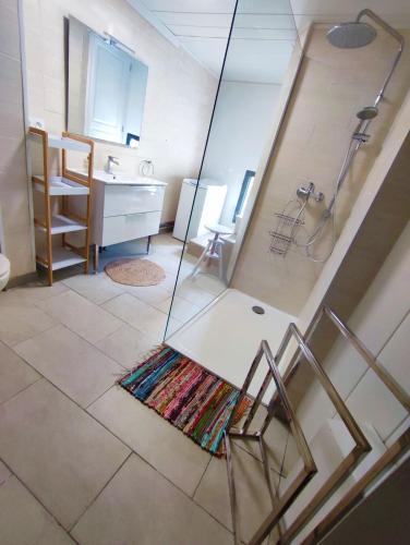 La salle de bains est pourvue d'une douche en verre, d'une table et de chaises. dans l'établissement La Vallicella, à Farinole