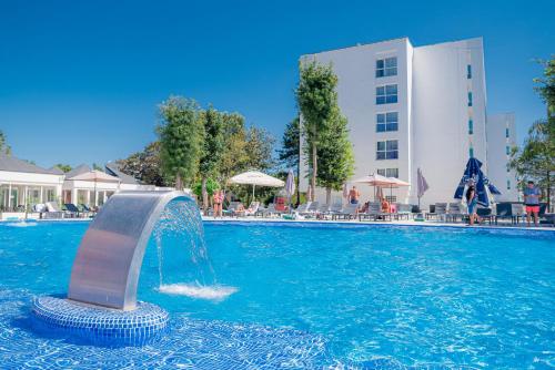 Hotel Apollo في نيبتون: مسبح مع نافورة مياه في الفندق