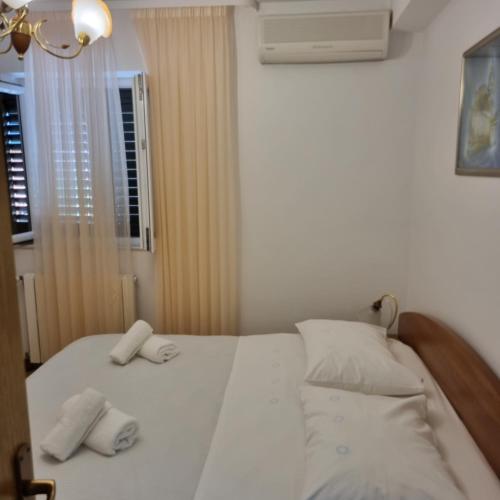 a bedroom with a bed with two towels on it at Villa Mila in Bol