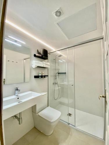 a bathroom with a shower and a toilet and a sink at Apartamento para 4-5 personas en es Pujols, Formentera in Es Pujols