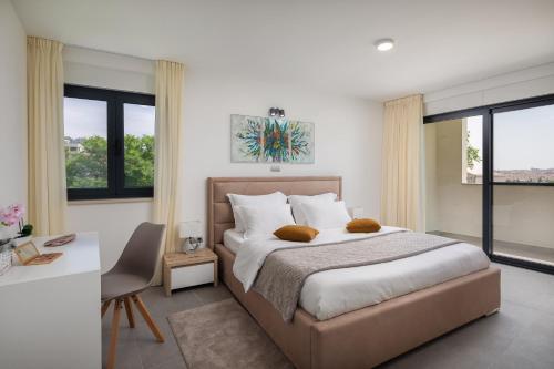 Posteľ alebo postele v izbe v ubytovaní Luxury Villa IN with Heated Pool