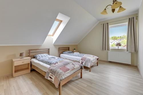 מיטה או מיטות בחדר ב-Apartamenty Piamola Willa Zatoka