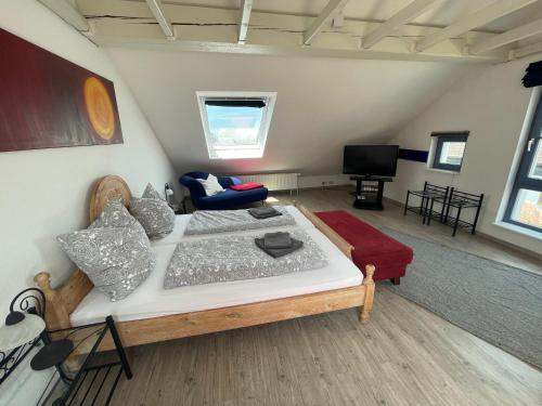 ein Schlafzimmer mit einem großen Bett in einem Zimmer in der Unterkunft Kunst und Bergbauflair an der Ruhr - inklusive Netflix & Prime in Bochum