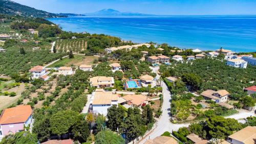 una vista aérea de un complejo junto al océano en Ionio Holidays Katerina Apartments, en Vasilikos