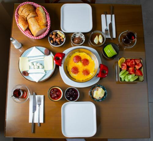 فندق اوتومانز بيرل في إسطنبول: طاولة مع وعاء من الطعام وأطباق من الطعام