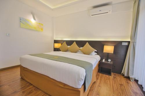 Postel nebo postele na pokoji v ubytování Plumeria Maldives