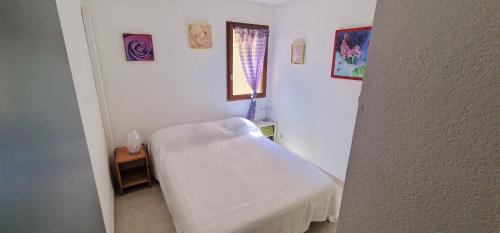 une chambre à l'hôpital avec un lit et une fenêtre dans l'établissement Joli T2 avec jardin plage Richelieu - 6 personnes, au Cap d'Agde