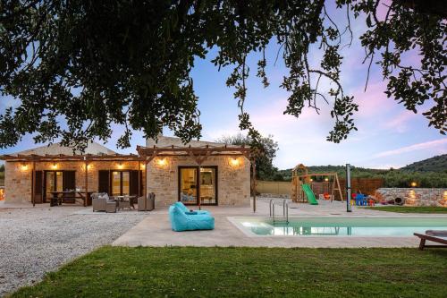 MelidhónionにあるUnique, stonebuilt, rural villas with private pools!のプールと遊び場付きの家