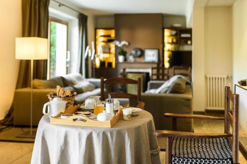 - une table avec un service à thé dans le salon dans l'établissement Maison Dominxenea, à Sare