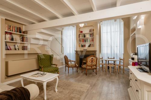 sala de estar con mesa y sillas en Palazzo Dessy, en Cagliari