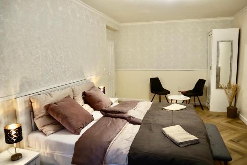 - une chambre avec un grand lit et des oreillers dans l'établissement Dream Apt Mikulov, à Mikulov