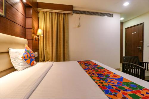 Ein Bett oder Betten in einem Zimmer der Unterkunft FabHotel Admire Suites