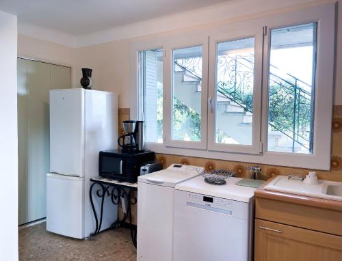 Kuchyň nebo kuchyňský kout v ubytování Villa La Muse avec piscine privée et chauffée