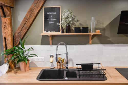 Kuchyň nebo kuchyňský kout v ubytování Maison Simart