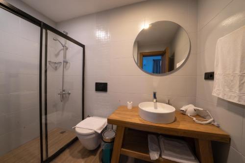 Bilik mandi di Zümrüt Çıralı Boutique Hotel