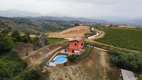 an aerial view of a small house in a vineyard at Villa dei Vasari in Casoli