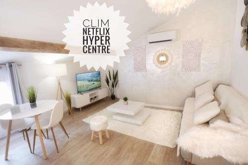 Una televisión o centro de entretenimiento en Appartements Premium en Hyper Centre Ville