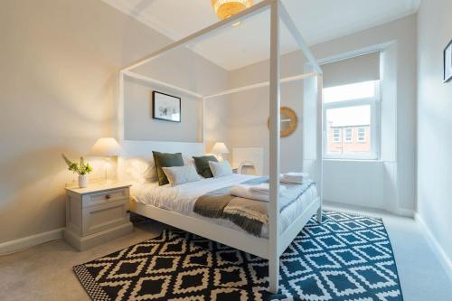 Llit o llits en una habitació de The Riverside Apartment (free parking)
