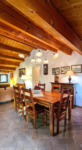 una sala da pranzo con tavolo e sedie in legno di Il Nichessino ad Ancona