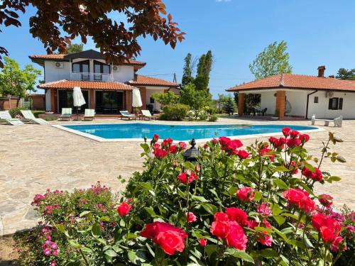 una casa con piscina e rose rosse di Skupljen Resort: Enjoy the Freedom! a Vladimirci