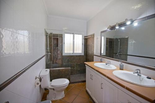 A bathroom at espectacular villa con piscina en Conil CL-5C