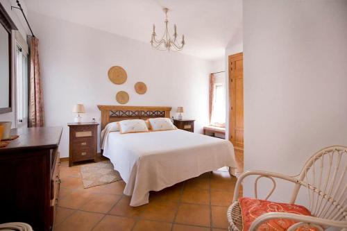 A bed or beds in a room at espectacular villa con piscina en Conil CL-5C