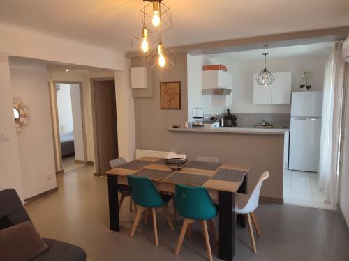 une cuisine et une salle à manger avec une table et des chaises dans l'établissement T3 45M2, Cap d'Adge,Secteur Falaise,4-6 pers, Clim, Fibre - WIFI, 100m plage, au Cap d'Agde