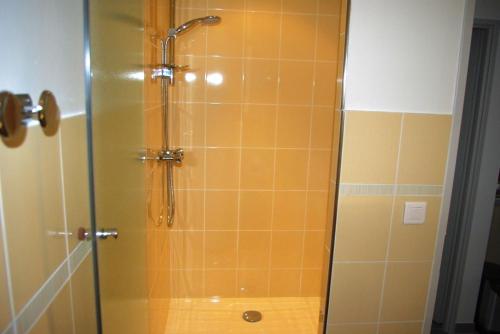 een douchecabine met een glazen deur en een doucheconstructeur bij Gite le Mas de l'Amandier in Saint-Saturnin-lès-Avignon