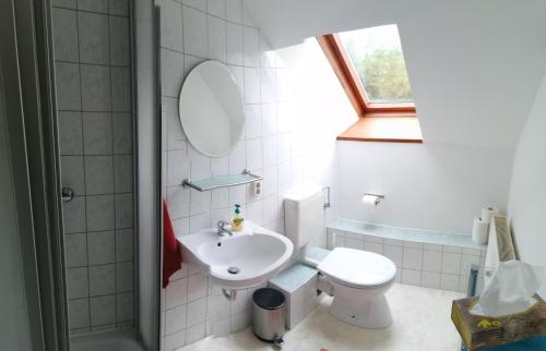 La salle de bains est pourvue d'un lavabo et de toilettes. dans l'établissement Reiterhof Groß Stubben, à Poseritz