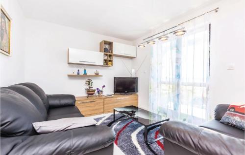 2 Bedroom Lovely Apartment In Dramalj
