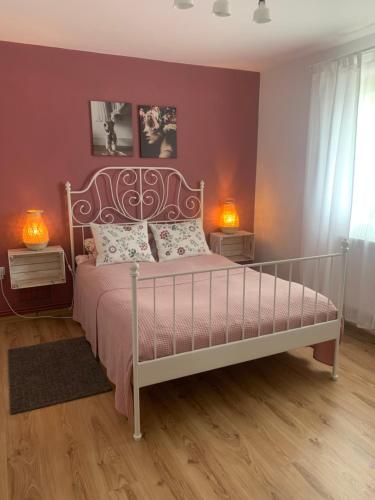 A bed or beds in a room at CABANA CU MESTECENI Varatec