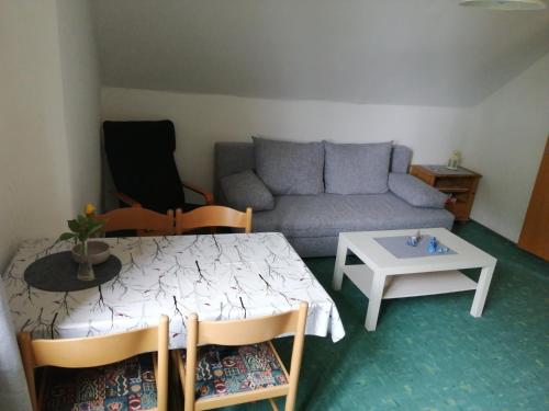- un salon avec un canapé et une table dans l'établissement Reiterhof Groß Stubben, à Poseritz