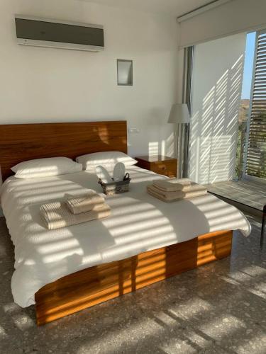 Ένα ή περισσότερα κρεβάτια σε δωμάτιο στο Luxury Villa Pluto Stunning Mountain Views