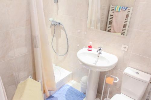 une petite salle de bain avec un lavabo et une douche dans l'établissement Nice Large 2BR Sunny 20 Meter Terrace Parking Beach Shops, à Nice