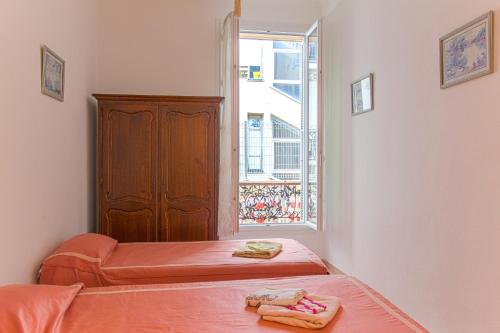une chambre avec deux lits et une fenêtre dans l'établissement Nice Large 2BR Sunny 20 Meter Terrace Parking Beach Shops, à Nice