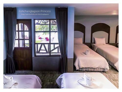 een hotelkamer met 2 bedden en een raam bij Koh Chang Lagoon Princess in Ko Chang