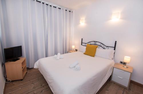 Postel nebo postele na pokoji v ubytování Cosy Apartment Close to Sea, WiFi, Air Cond