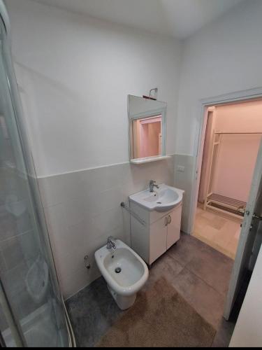 a bathroom with a sink and a toilet and a mirror at Casa del pittore in Caorle